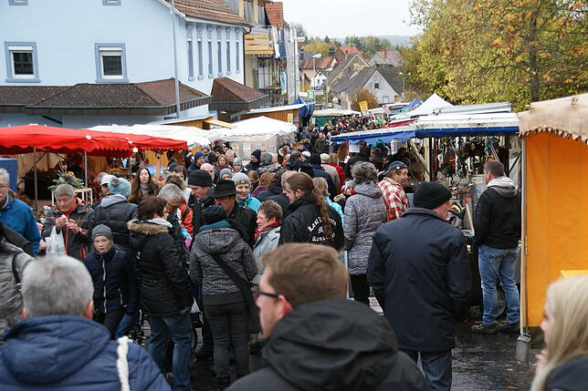 Dichtes Gedränge herrschte am Sonntagnachmittag auf dem Tengener Schätzele-Markt, als sich das Wetter besserte.