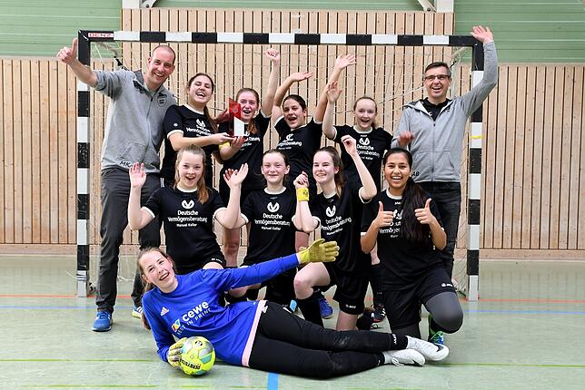Strahlende Siegerinnen in der Altersklasse der C-Juniorinnen: Die SG Kirchen-Hausen sicherte sich den Bezirksmeistertitel.