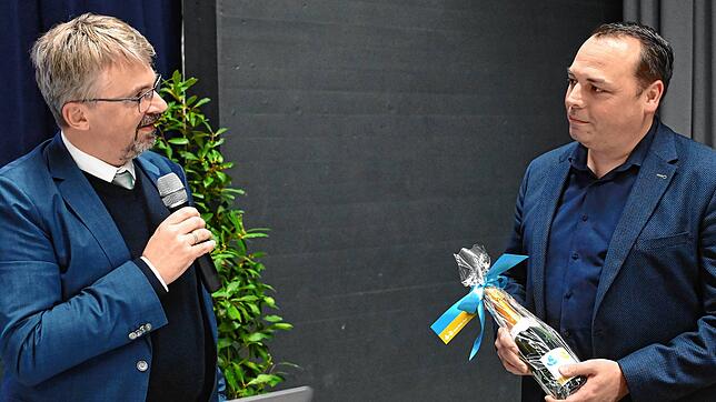 Oberbürgermeister Martin Gruner (links) wünschte den Gurtweiler Bürgern, hier vertreten durch den Ortsvorsteher Claudio Helling, alles ...