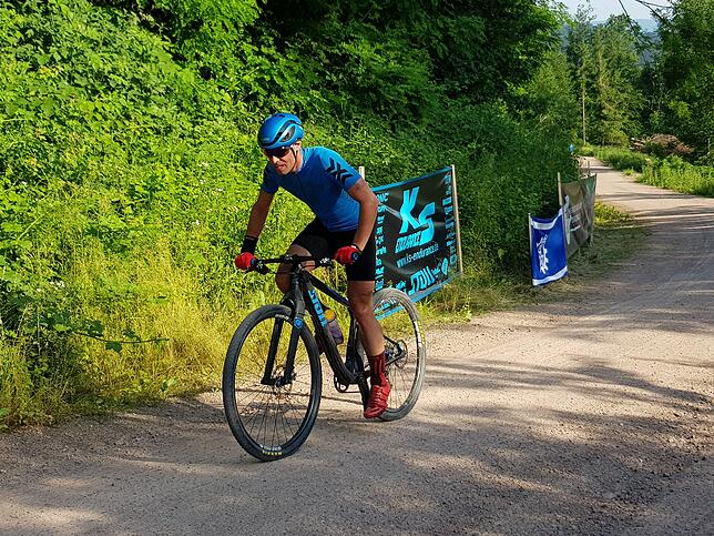 Mit voller Muskelkraft tritt Kai Saaler in die Pedale seines nur 6,1 Kilo schweren Mountainbikes.