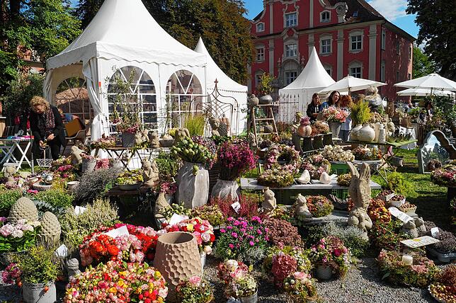 Blumen und floristische Arrangements in großer Zahl verwöhnen das Auge auf der Lifestyle-Messe.