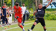 Christoph Matt (links) vom 1.FC Rielasingen-Arlen in Aktion.