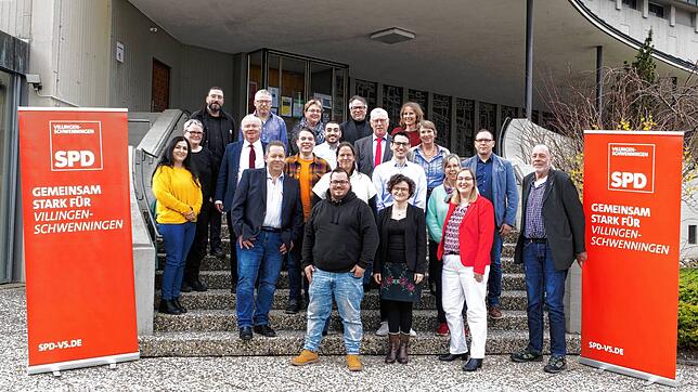 Die SPD präsentiert nach eigenen Angaben eine ausgewogene Liste für die Kommunalwahl am 9. Juni. Das Bild zeigt einen Teil der Kandidaten.