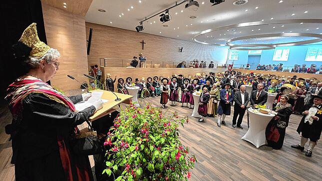 Renate Lohr, Vorsitzende des Trachtenbundes, während ihrer Ansprache im katholischen Pfarrzentrum.