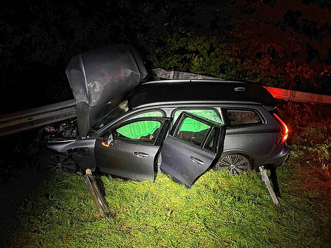 Bild 6: Betrunkener Autofahrer (33) verursacht Unfall auf der Schweizer Autobahn