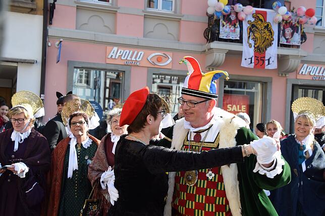 Bild 11: AKK tanzt durch die Straßen: Noch mehr Bilder vom Umzug am Schmotzigen Dunschtig in Stockach