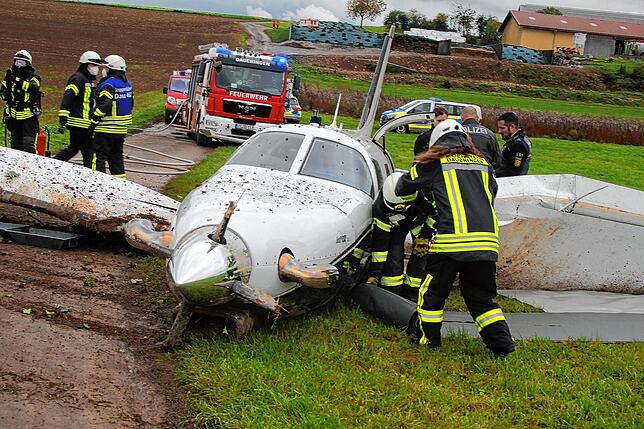 Nur der Pilot verletzt sich bei dem Unfall leicht.