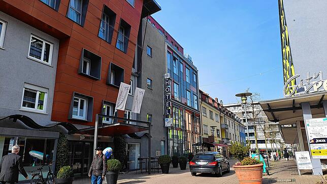 Eine geneigte Fassade, ein Haus mit Flachdach, eine Häuserreihe mit Satteldach: Der Blick auf die Schanzstraße soll nicht noch ...