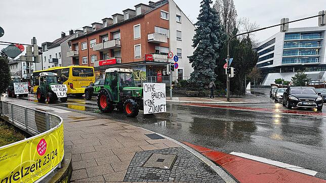 Traktoren rollen durch Friedrichshafen am 26. Januar