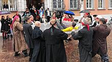 Vor ihrer Taufe müssen die neuen Piraten den Rütteltest überstehen, um damit zu beweisen, dass sie auch seetüchtig sind.