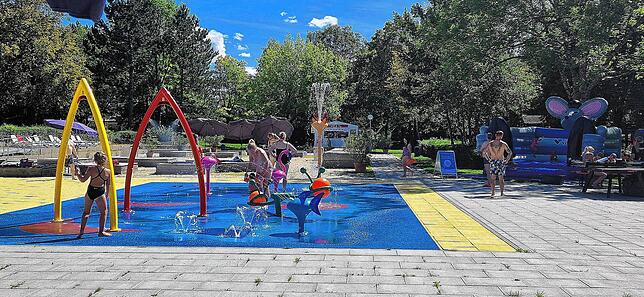 Das Minara in Bad Dürrheim ist Hallen- und Freibad zugleich. Erst vor kurzem ist es saniert worden.
