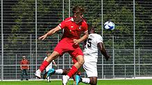 Der SC Pfullendorf II (Gianluca Werner, links) setzte sich nicht nur in dieser Szene gegen den SC Markdorf (Marius Onuigbo) durch und ...