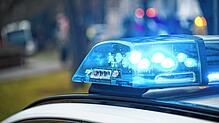 Ein Polizeiauto mit eingeschaltetem Blaulicht (Symbolbild). Nahe dem Zoll in Waldshut ereignete sich ein Unfall mit 50.000 Euro Schaden.
