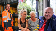 Sie arbeiten auf oder leben mit der B31: Straßenwärter Bernhard Specker (links), Leoni und Sonja Stiem im Garten ihres Hotels ...