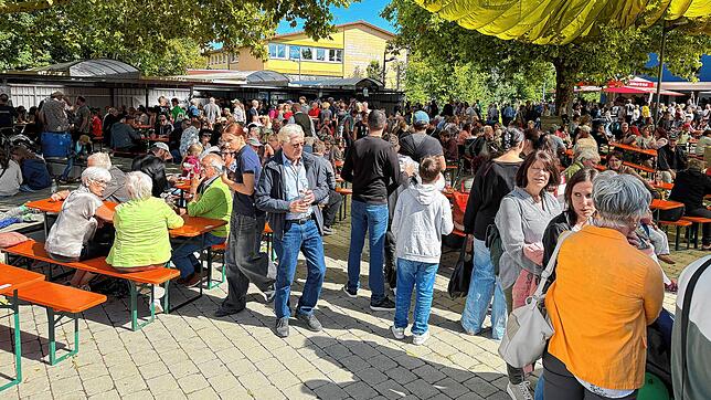 Der Platz vor der Alemannenhalle in Wutöschingen ist am Familiensonntag mit Besuchern gefüllt. Die Veranstalter boten den zahlreichen ...