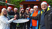 Die Freunde aus Bretten haben die Geburtstagsfeier auf den Weihnachtsmarkt in der Ravennaschlucht verlegt (von links): Birgit Bippus, ...