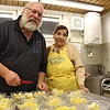 Einsatz am Mittagstisch der Caritas: Dietmar Messmer und die Helferin Rosa Merklinger richten die Desserts an. Ohne Spenden und ...