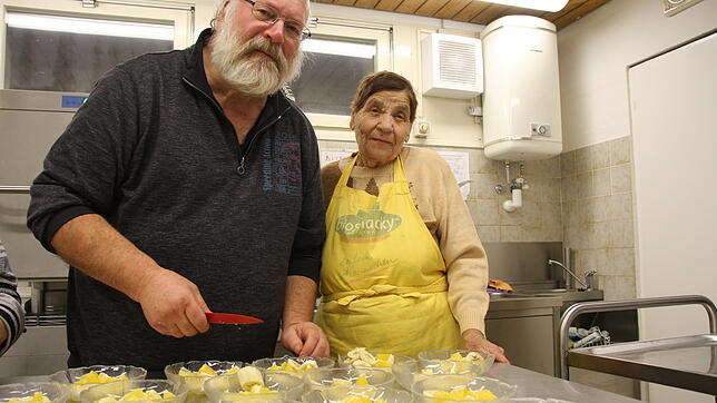 Einsatz am Mittagstisch der Caritas: Dietmar Messmer und die Helferin Rosa Merklinger richten die Desserts an. Ohne Spenden und ...