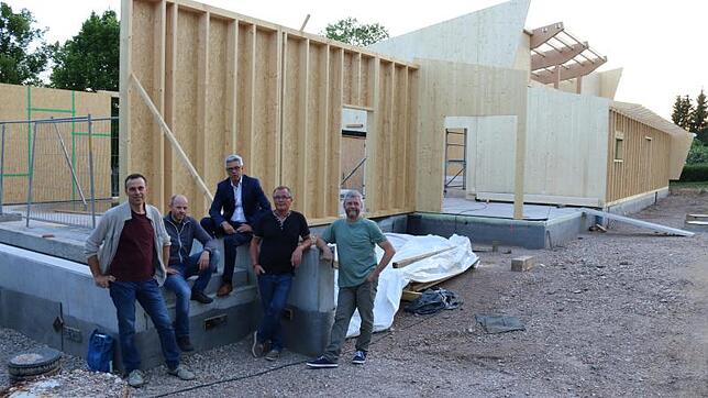 Der Unterbränder Ortschaftsrat informiert sich im Anschluss an seine Sitzung über die Baustelle Gemeindehaus. Von links: Ralf Scholl, ...