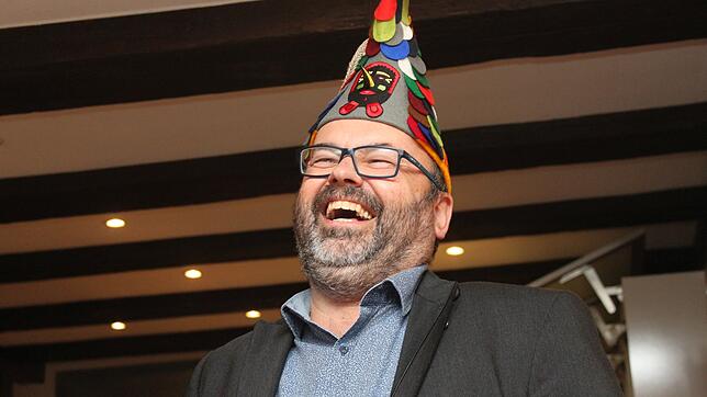 Pfarrer Ulrich Hund steuert launige Worte zur Martinisitzung im Zunfthaus Obertor bei, beispielsweise einen Witz zum Thema Heiraten.