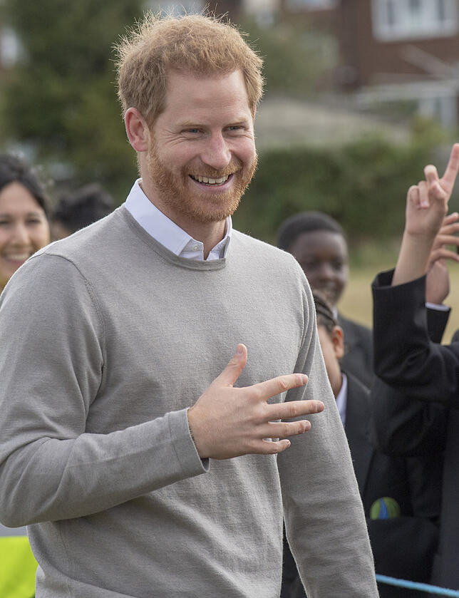 Prinz Harry lächelt während eines Besuchs an der Lealands High School in Luton.