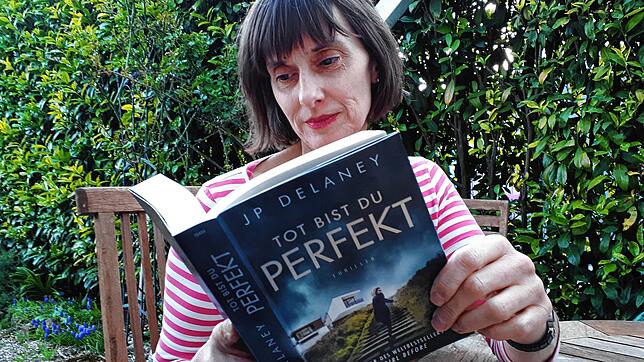 Yvonne Radzuweit, Leiterin der Stadtbücherei Waldshut, beim Lesen des Thrillers &bdquo;Tot bist du perfekt&ldquo; von JP Delaney.