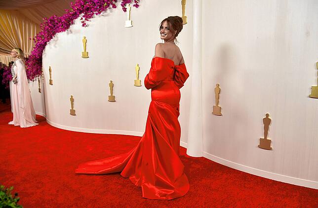 Rot auf Rot: Haley Kalil best in Hollywood.