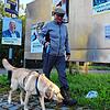 Am 10. November sind in Überlingen OB-Wahlen. Ein Mann geht mit seinem Hund an einer Plakatwand in der Ortschaft Bambergen vorüber.