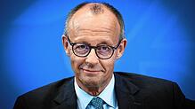 Friedrich Merz, Bundeskanzler und Bundesvorsitzender der CDU, äußert sich bei einer Pressekonferenz nach der ersten Sitzung des ...