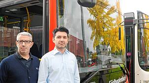 Muhamet Haxhijaj und Mendim Sinani (von links) fahren gerne bei der SBG in Waldshut Bus. Menschen aus 23 Nationen kommen im Team zusammen.