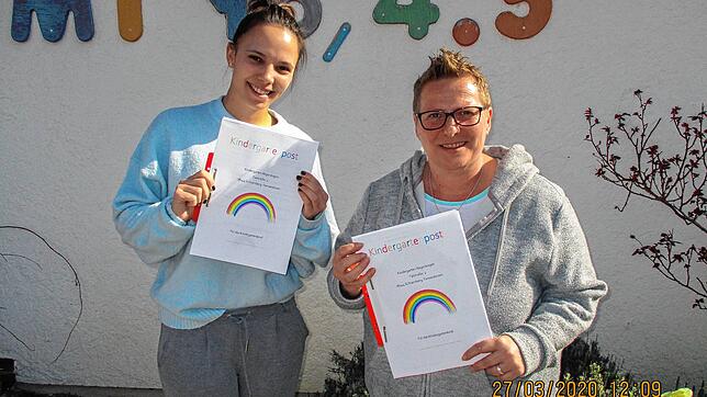 Melanie Schondelmaier (links) und Silvia Schwulst haben in Coronazeiten eine eigene Kindergartenzeitung für die Kinder des Kindergartens ...