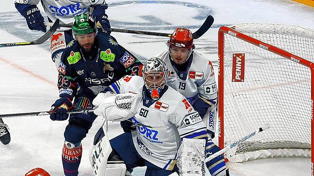 Wild-Wings-Keeper Joacim Eriksson (vorne) war bei der Partie gegen die Berliner Eisbären auf Zack und ließ nur einen Gegentreffer zu.