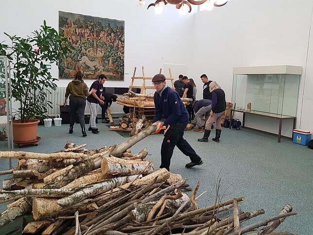 Während des Schülerprojektes bauten sieben Schüler der Hans-Thoma-Schule Bad Säckingen zusammen mit Bettina Sättele eine Biberburg im ...