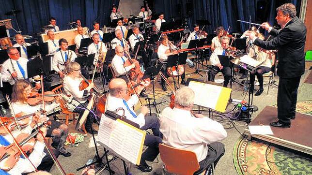 Das Unterhaltungsorchester (UHO) Reichenau unter Hartmut Spitzhüttl begeisterte bei seinen Winterkonzerten in der Inselhalle.