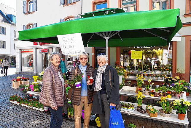 Karin Jörres, Christa Czeke und Heidi Schreiber kaufen Blumen mit einem 50-prozentigen Rabatt ein &ndash; der Blumenhändler räumt seinen ...