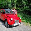Wolfgang Ratka aus Neufrach genießt die Fahrten in seinem Freizeitmobil 2 CV, weil er extrem weich gefedert ist und sich in den Kurven ...