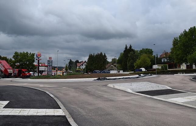 Der Adler-Kreisverkehr ist fast fertig. Es fehlt hier zum Beispiel links am Gehweg noch die letzte Asphaltschicht. Bild: Ramona Löffler