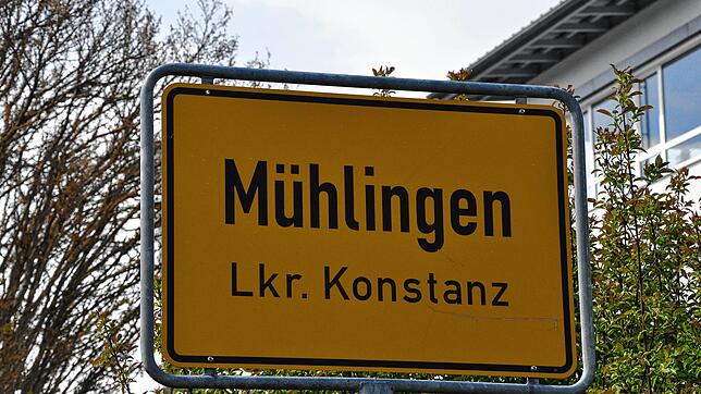 Ortsschild und Rathaus am Ortseingang von Mühlingen. Bild vom 9.5.2019