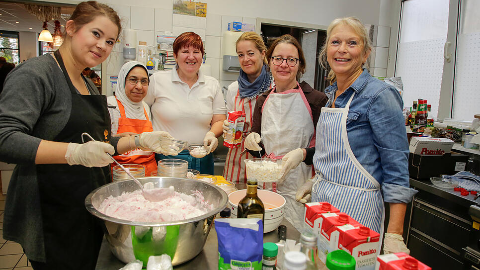 SÜDKURIER kocht für die Tafel (von links): Isabelle Arndt, Dalal Kaskhoush, Eva Pal, Sinikka Kranz, Jacqueline Weiß, Gudrun Trautmann ...