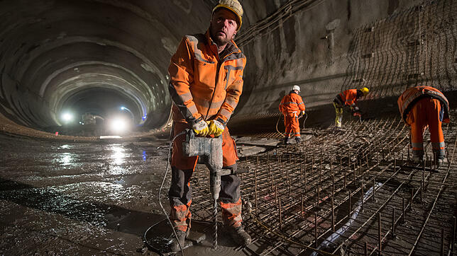 Bauarbeiter befestigen in einem Tunnel des Bahnprojekts Stuttgart 21 Bewehrungen am Boden. Die Bahn hat bereits vor einem halben Jahr ...