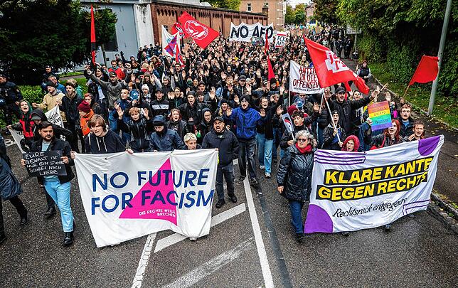Unter dem Motto „Klare Kante gegen rechts“ beteiligen sich zahlreiche Menschen an einer Demo gegen die AfD und ziehen durch Ulm.