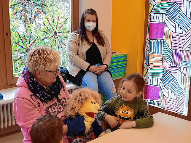 Mit der Puppe Karlchen werden die Kinder der Kita Zeppelinstraße spielerisch ans Testen herangeführt. Links die stellvertretende ...