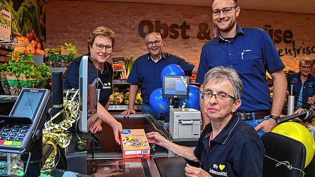 Auch an ihrem letzten Arbeitstag sitzt Marianne Jenkner pflichtbewusst an der Kasse des Edekamarkts Haas in Tennenbronn. Am Freitag ...