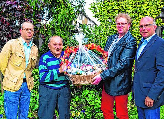 Jubilar Wilhelm Person aus Erzingen (Zweiter von links) erhielt gestern anlässlich seines 85. Geburtstages auch Besuch aus den ...