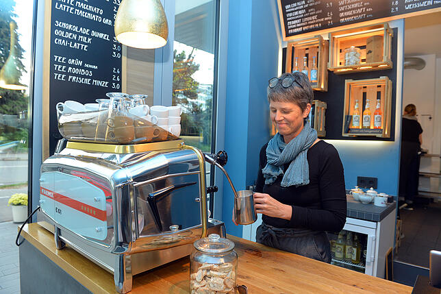 Die Kekse zum Kaffee werden von Chefin Claudia Zillich selbst gebacken. Im Café Karamell zählen die Details, dazu gehören auch fair ...
