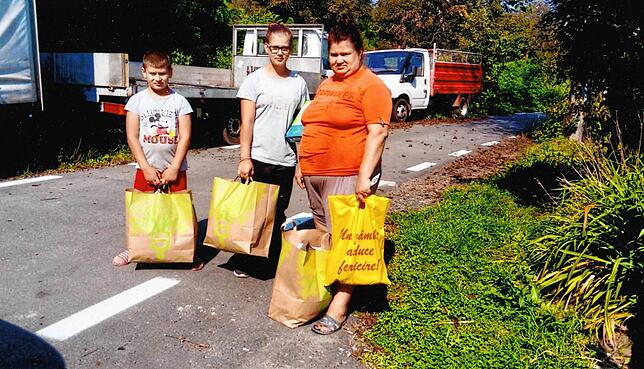 Die Stiftung erhielt in diesem Jahr ein Bild der Familie Marian aus Dorbra über die Ankunft der Hilfsleistungen in Rumänien.