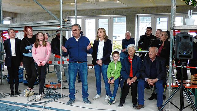 Richtfest im neuen Bestattungshaus Homburger: Ralf Homburger und alle Generationen der Familie begrüßen die Gäste.