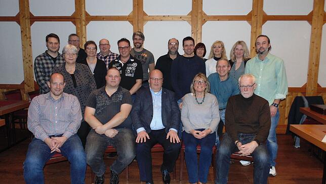 Die Kandidaten für die Orschaftsräte Niederhof, Oberhof und Hänner (vorn, von links): Benja Bronkal, Marc Kaiser, Andreas Kleinwechter, ...