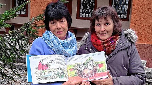 Kinderbuchautorin Maria Simon (links) und ihre Freundin, Kunstmalerin Sandra Friedrich, freuen sich über ihr Kinderbuch „Alma, das ...