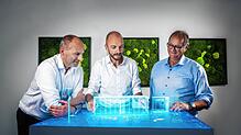 Die Visualisierung des Batteriespeichers betrachten (von links) SVS-Geschäftsführer Gregor Gülpen, Projektleiter Sebastian Wilhelm sowie ...
